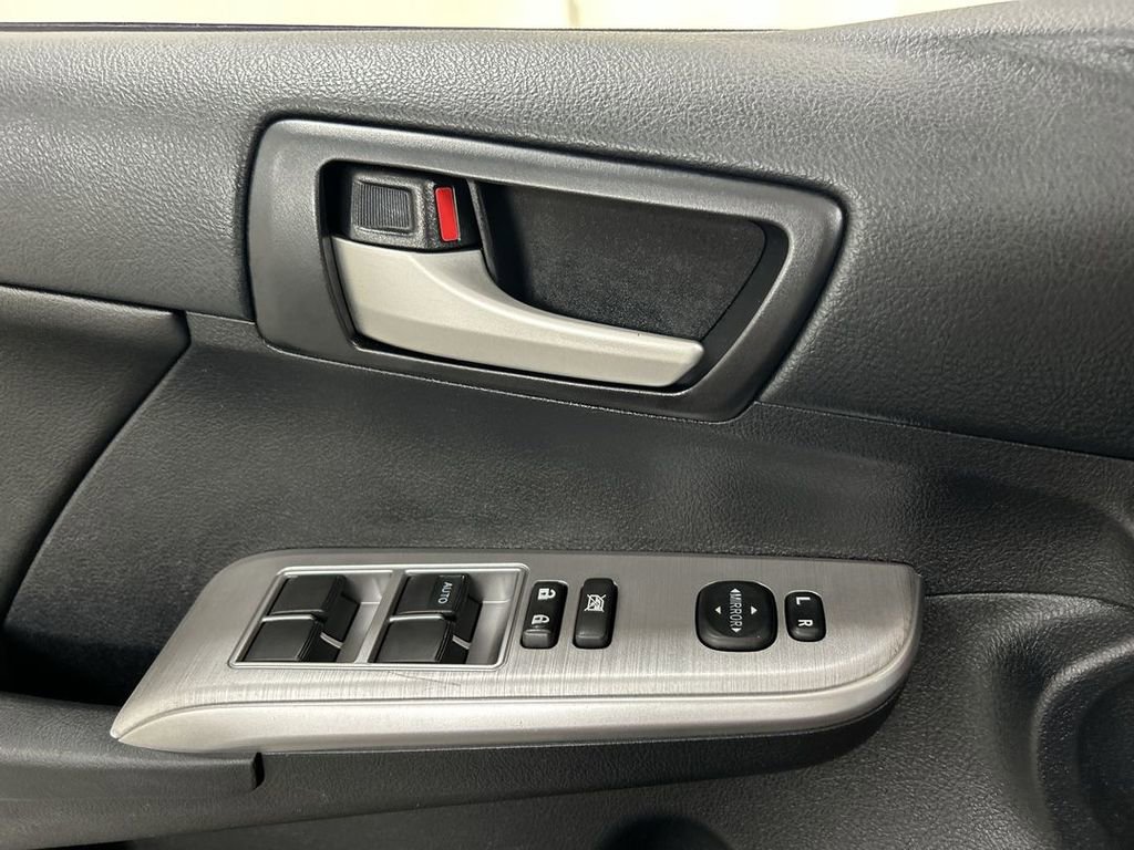 Used 2013 Toyota Camry SE FWD image 11