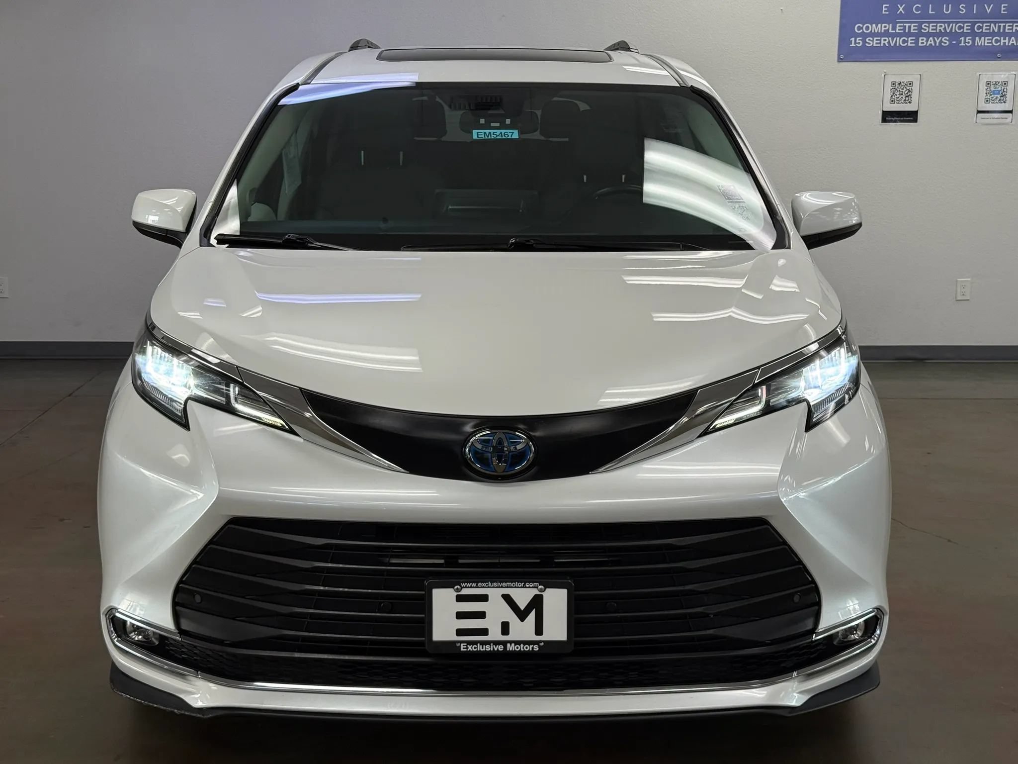 Used 2022 Toyota Sienna XLE w/ XLE Plus Package FWD image 3