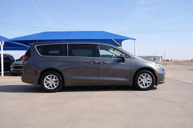 Used 2023 Chrysler Pacifica Touring-L FWD image 3