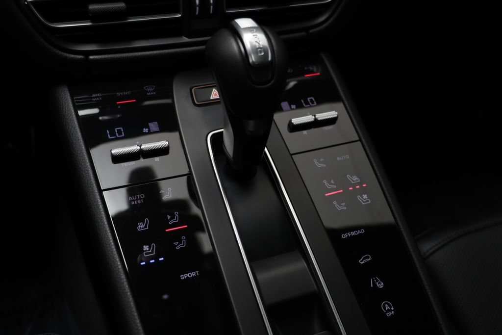 Used 2024 Porsche Macan AWD/4WD image 13