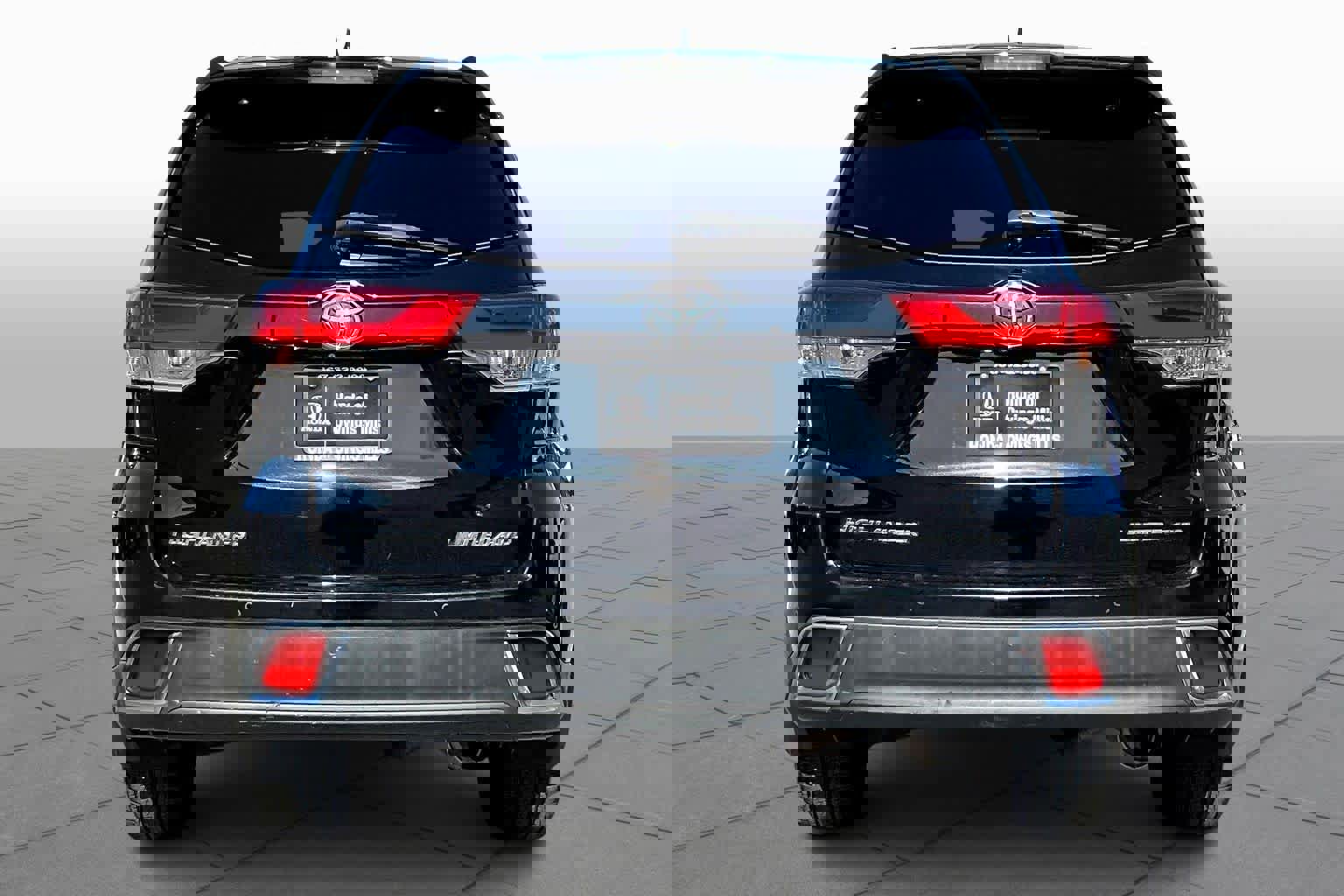 Used 2017 Toyota Highlander Limited Platinum image 4