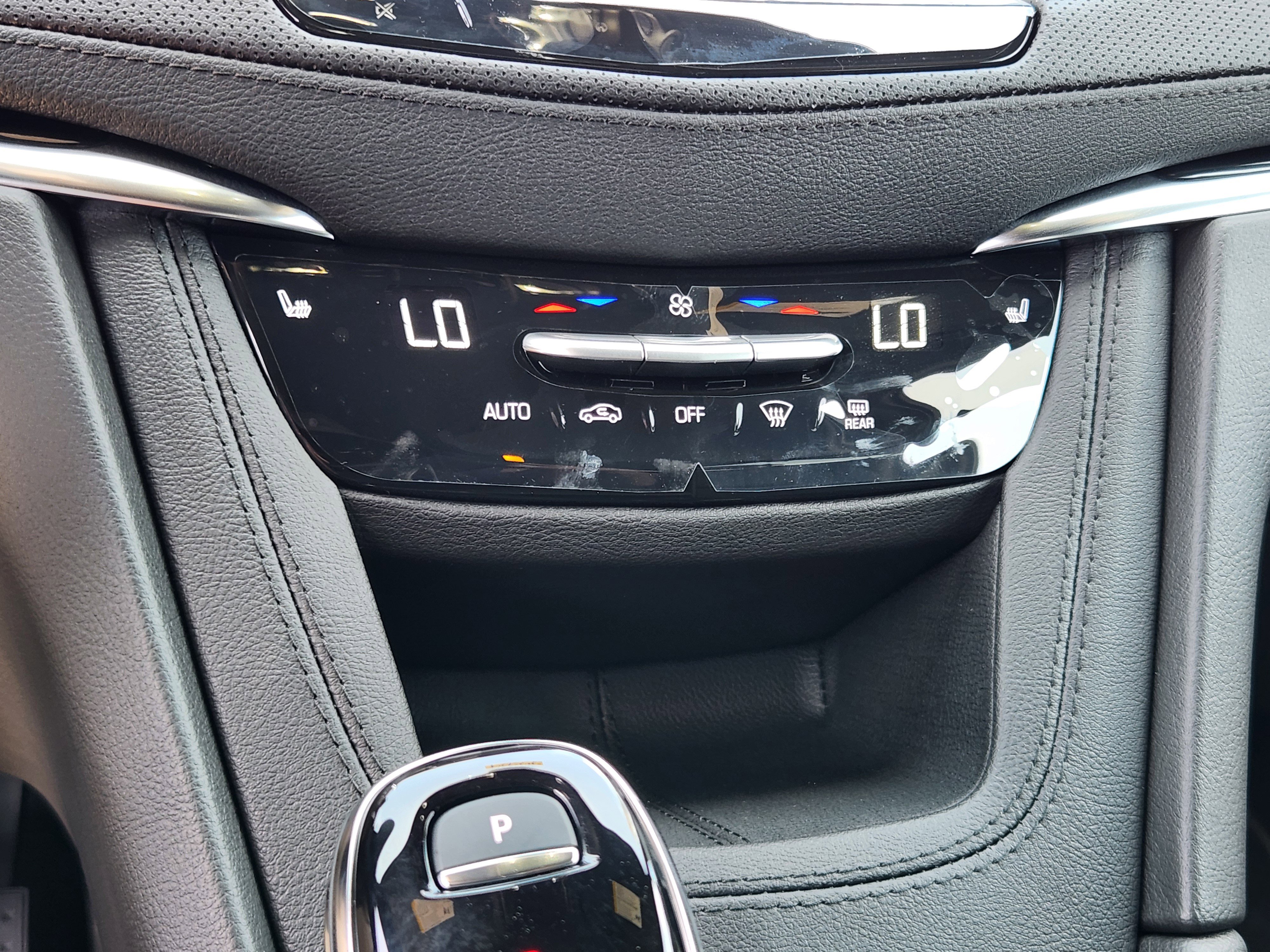 New 2025 Cadillac XT6 Luxury image 25