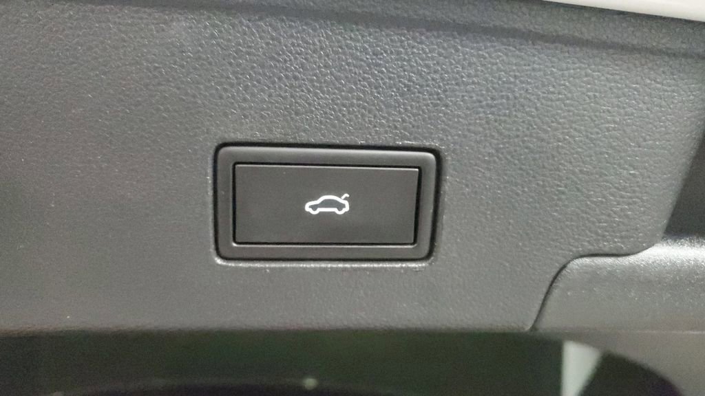 Used 2022 Volkswagen Atlas Cross Sport SE image 11