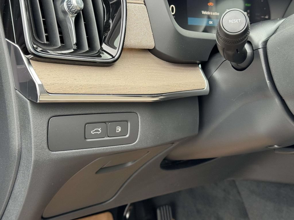 New 2026 Volvo XC90 T8 Plus w/ Protection Package Premier AWD/4WD image 8