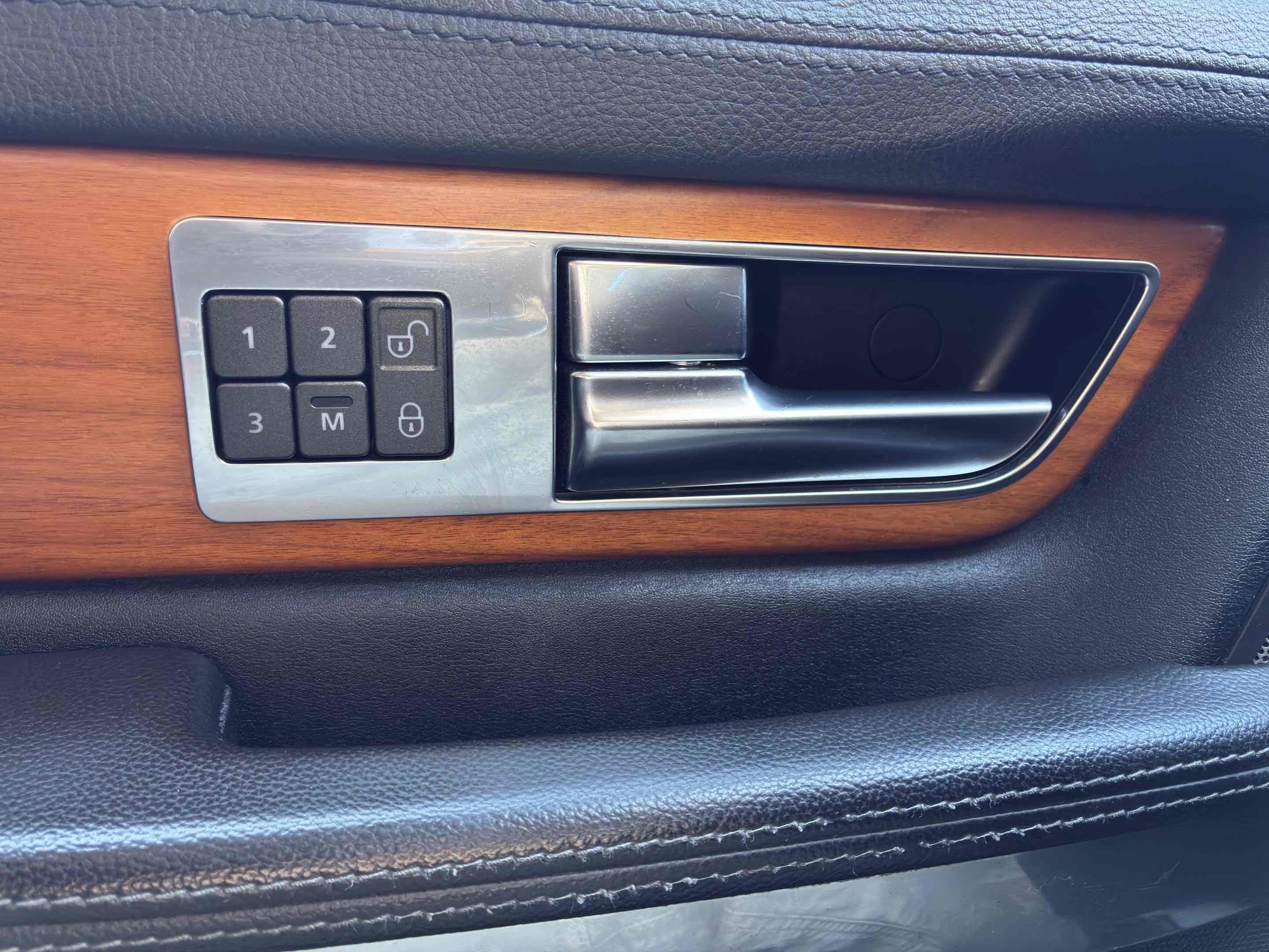 Used 2011 Land Rover Range Rover Sport HSE AWD/4WD image 33