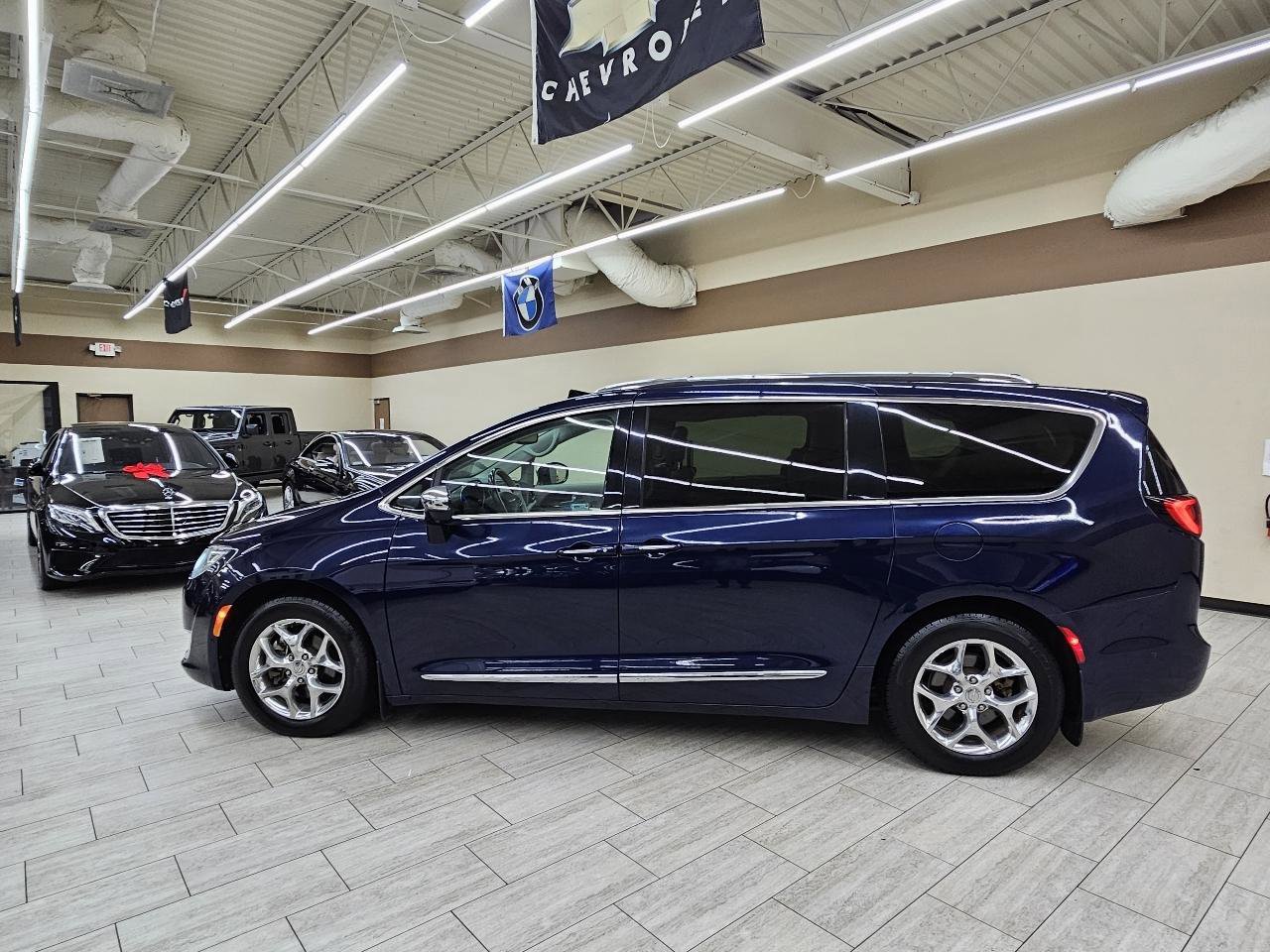 Used 2017 Chrysler Pacifica Limited FWD image 9