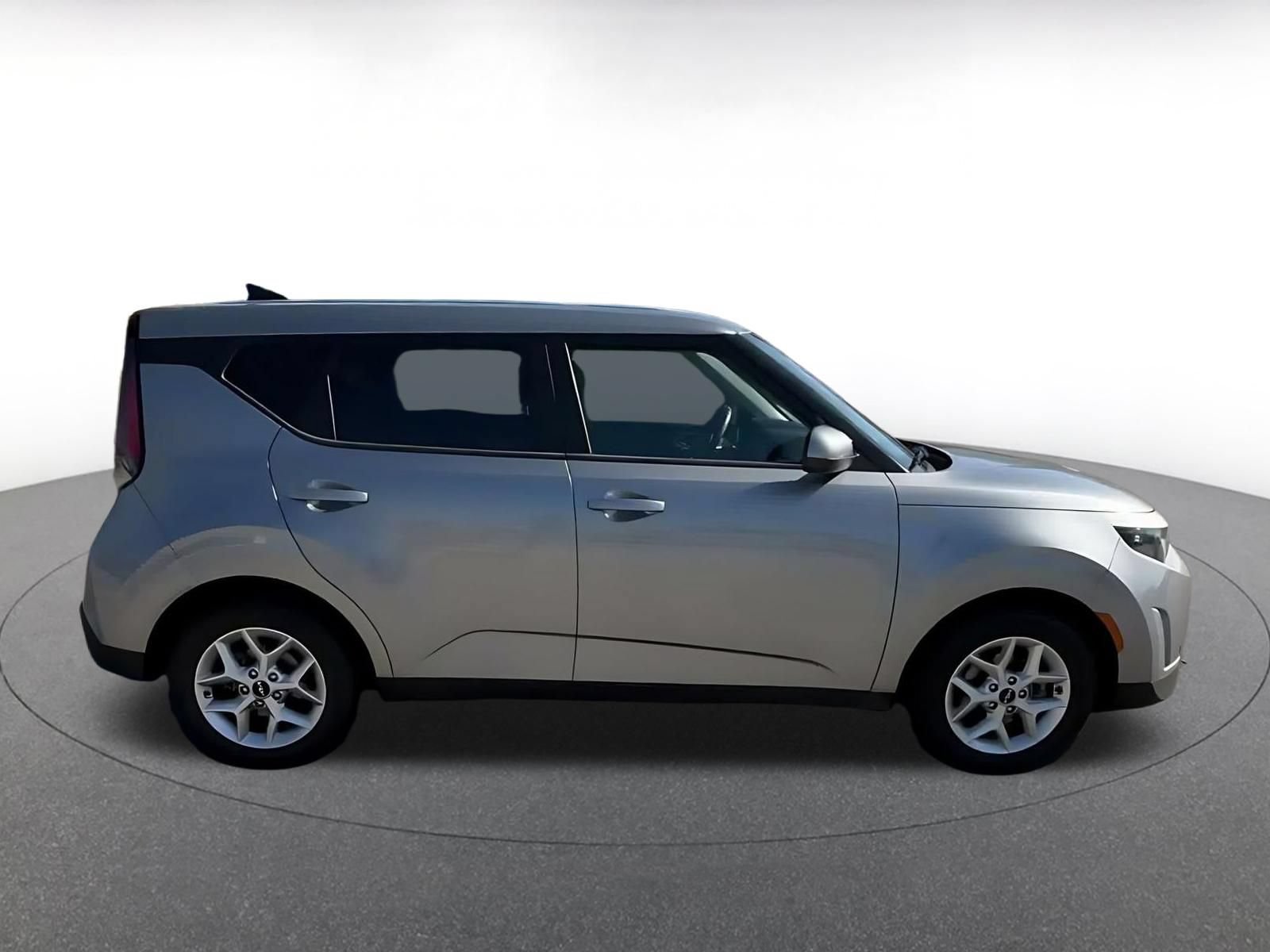 Used 2025 Kia Soul LX w/ LX Technology Package FWD image 15