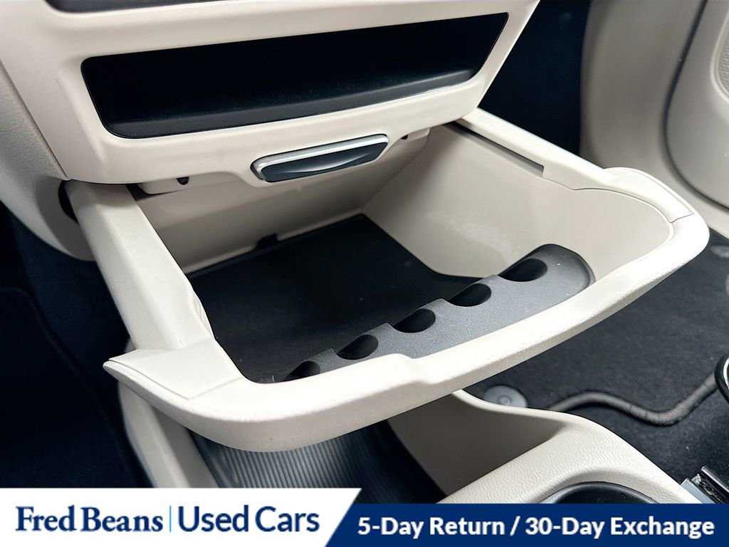 Used 2022 Chrysler Voyager LX image 33