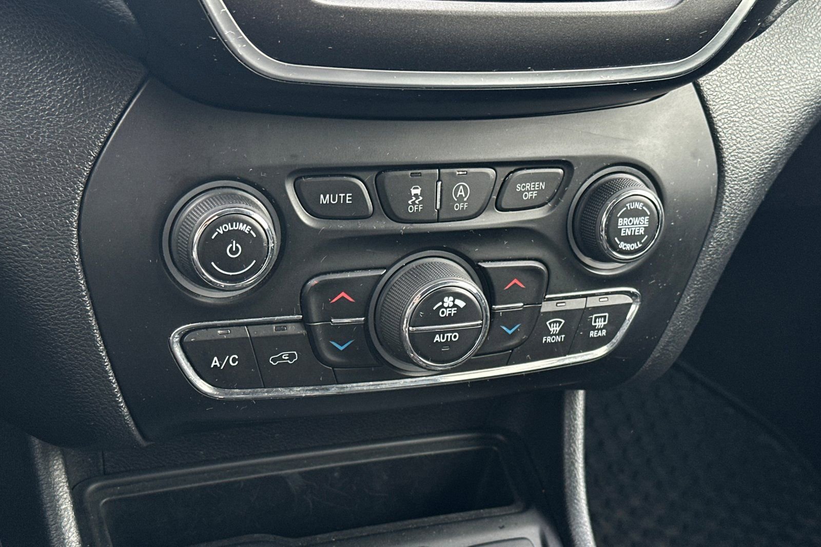 Used 2020 Jeep Cherokee Trailhawk w/ Technology Group image 20