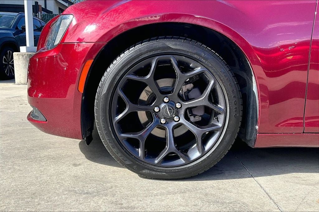 Used 2019 Chrysler 300 Touring w/ Sport Appearance Package RWD image 8