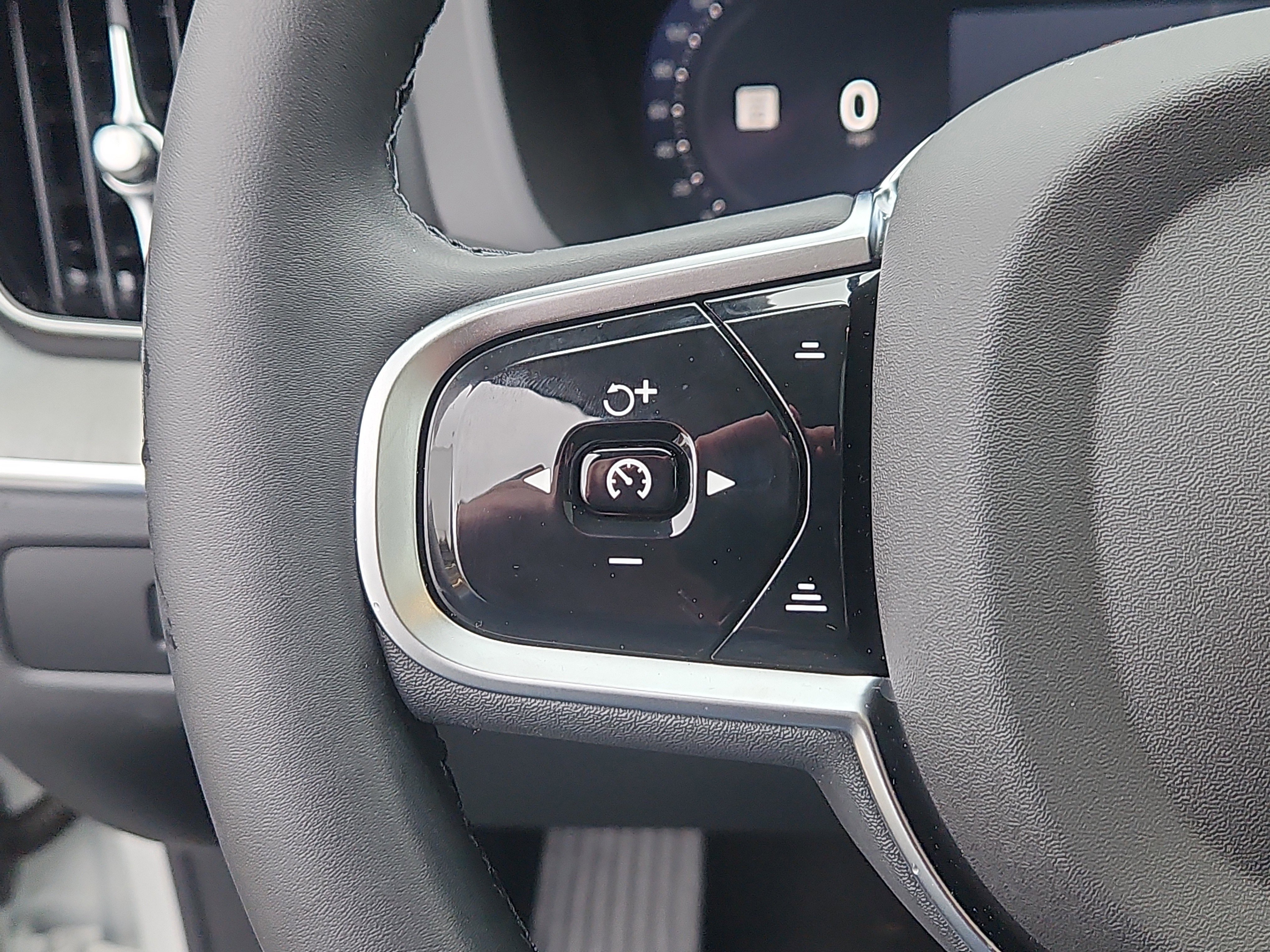 Used 2025 Volvo XC60 T8 Plus w/ Climate Package image 18