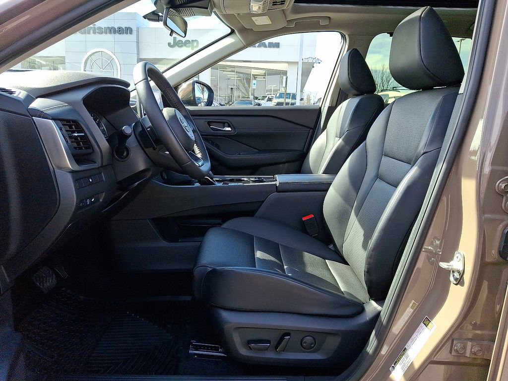 Used 2024 Nissan Rogue SV w/ SV Premium Package image 13