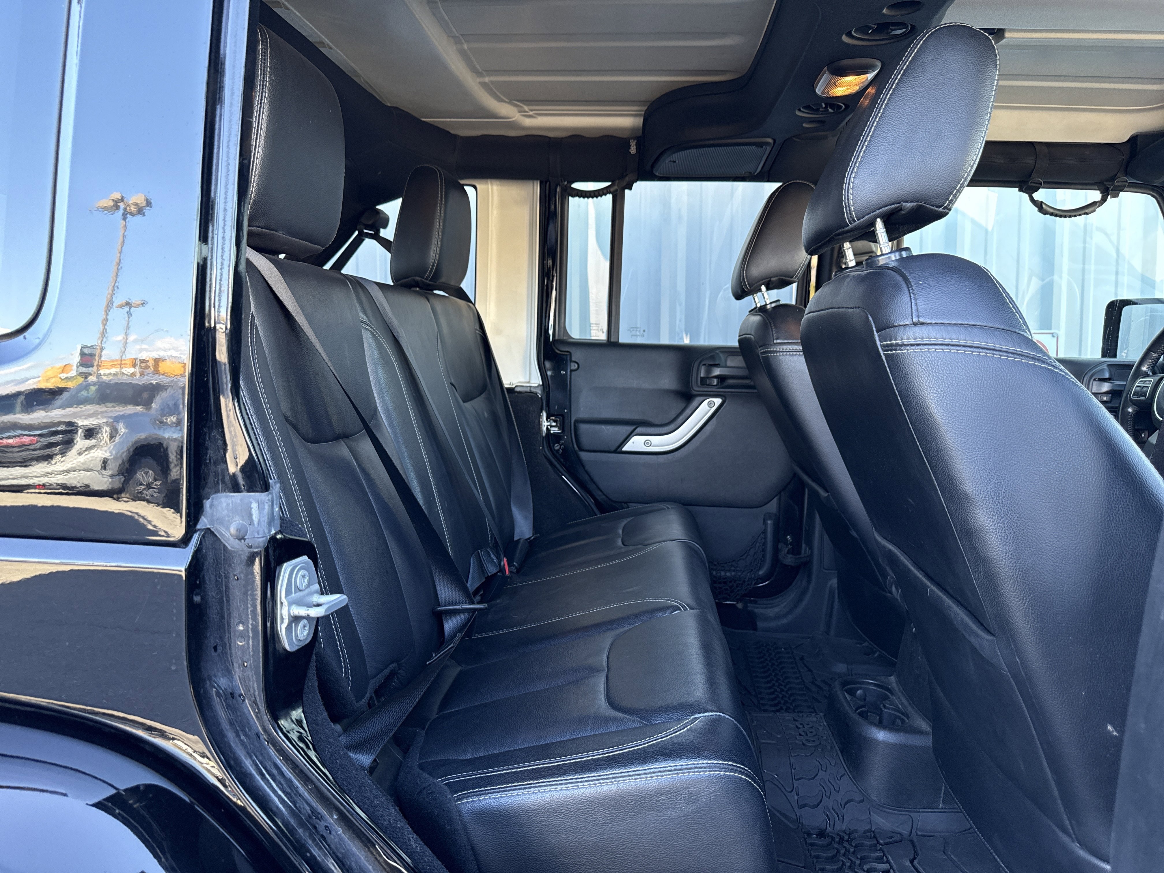 Used 2018 Jeep Wrangler Unlimited Sahara w/ Connectivity Group image 43