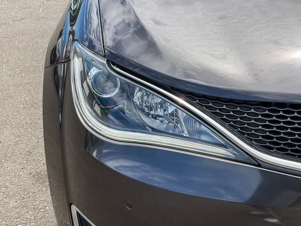 Used 2017 Chrysler Pacifica Limited w/ UConnect Theater Package FWD image 7