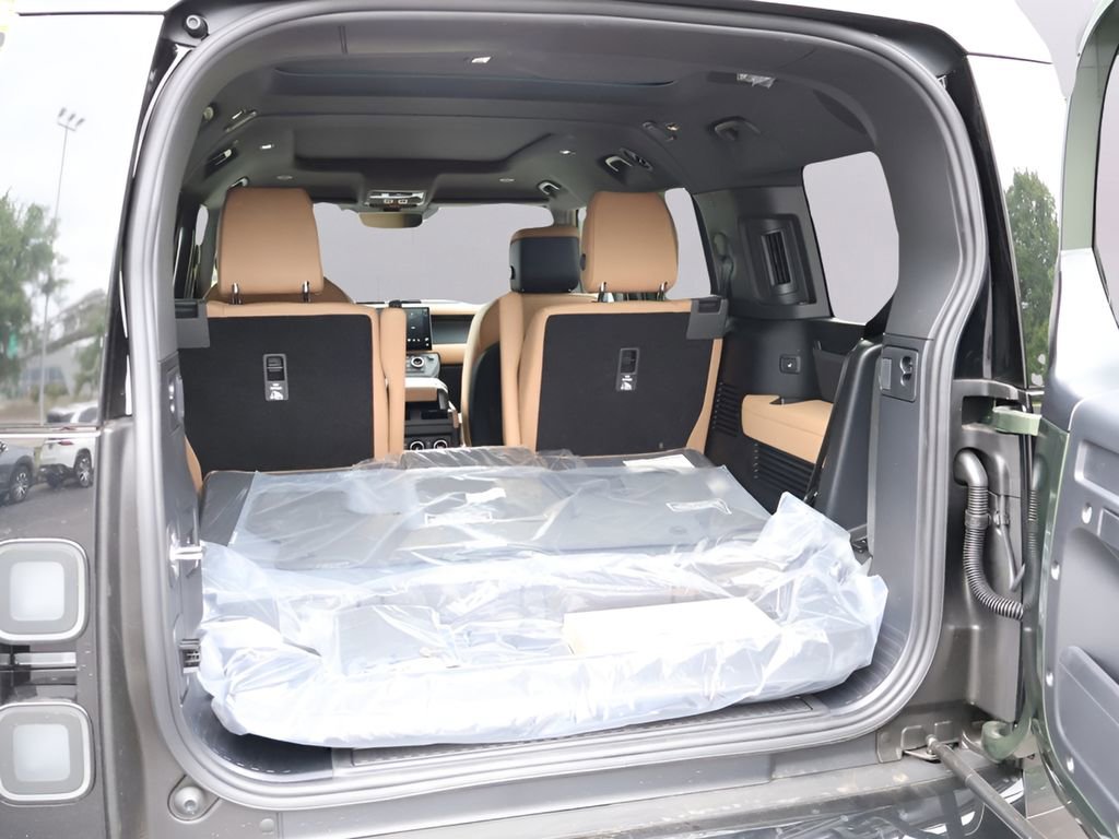 New 2026 Land Rover Defender 130 X-Dynamic SE AWD/4WD image 16