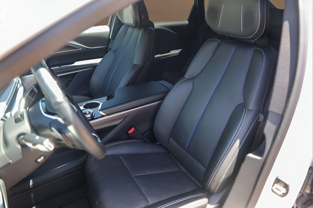 Certified 2024 Cadillac Lyriq Luxury AWD/4WD image 7