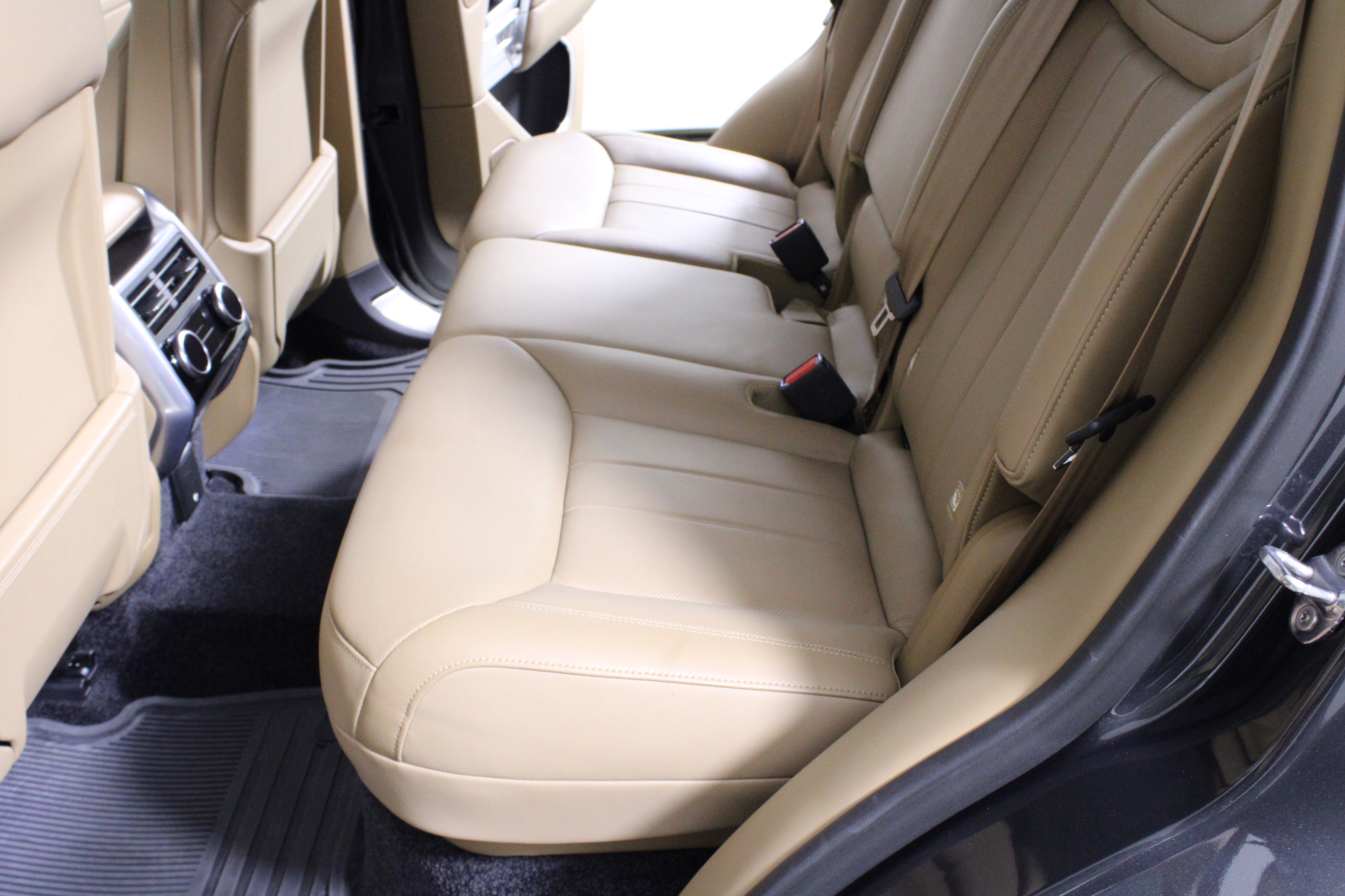 Used 2024 Land Rover Range Rover SE image 12