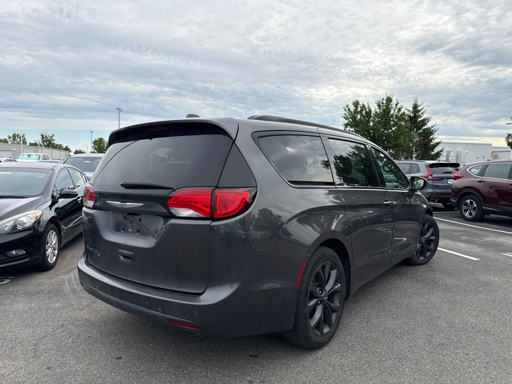 Used 2019 Chrysler Pacifica Touring-L Plus w/ S Appearance Package FWD image 11