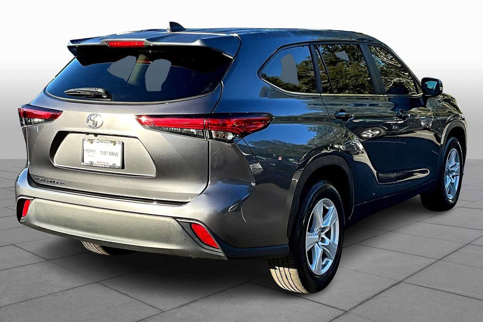 Used 2023 Toyota Highlander L FWD image 12