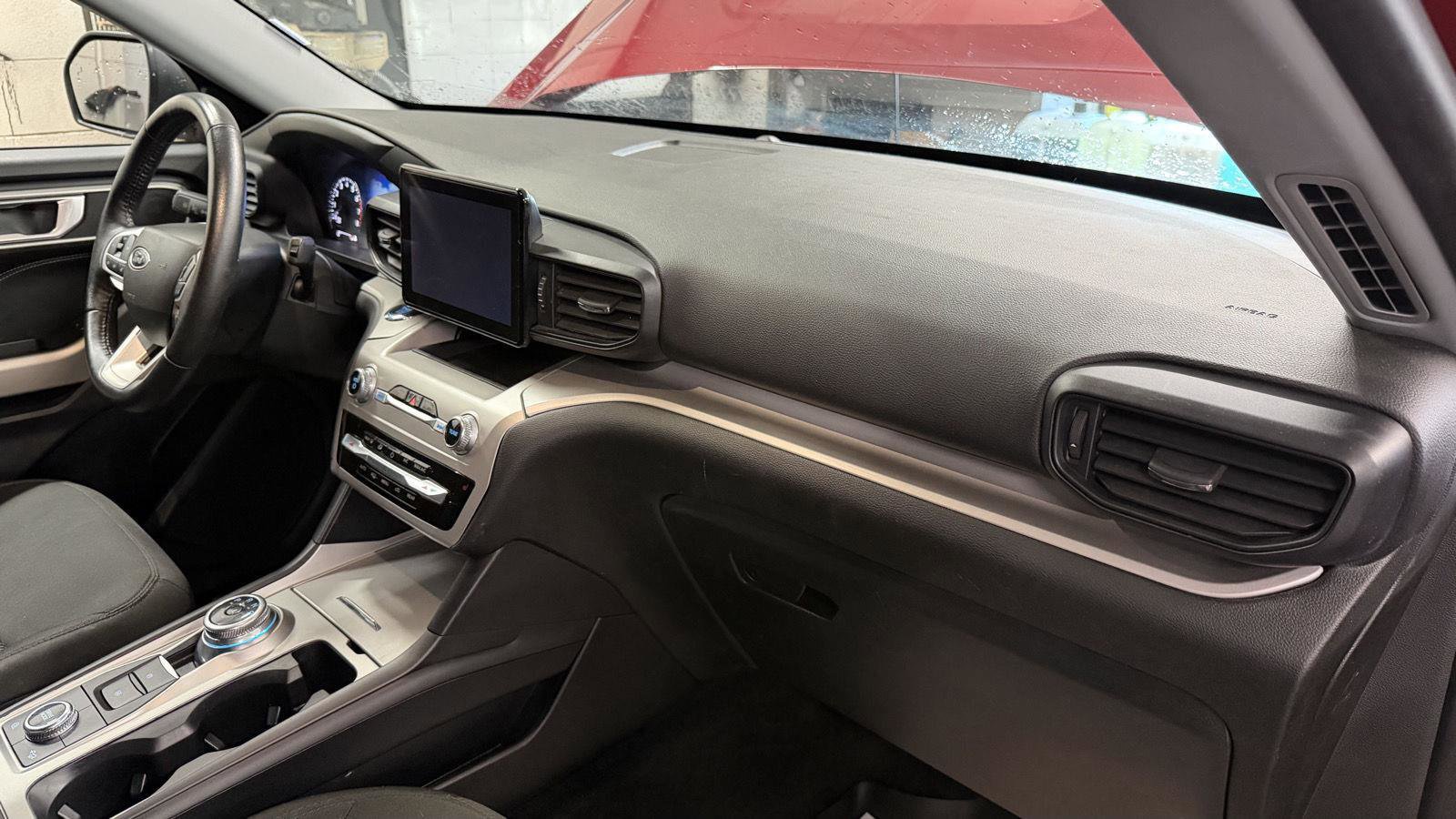 Used 2022 Ford Explorer XLT image 30