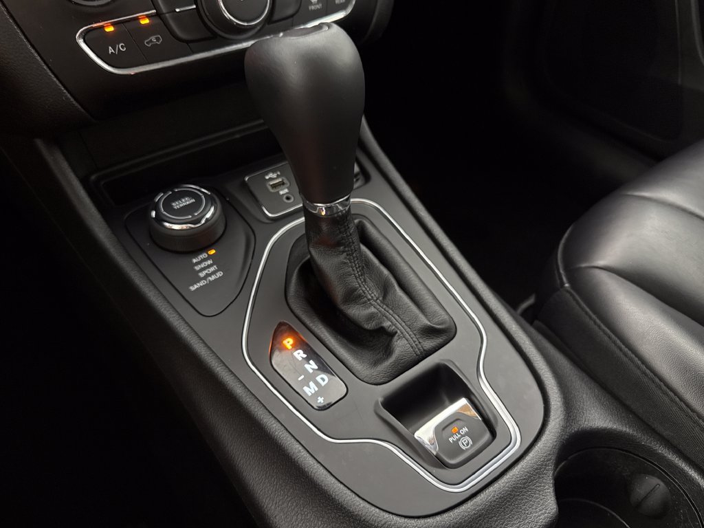 Used 2020 Jeep Cherokee Latitude Plus w/ Cold Weather Group AWD/4WD image 20