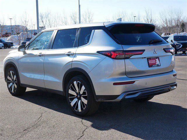 Used 2025 Mitsubishi Outlander SE image 5