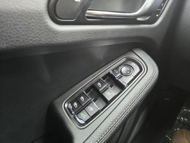Used 2024 Porsche Macan AWD/4WD image 31