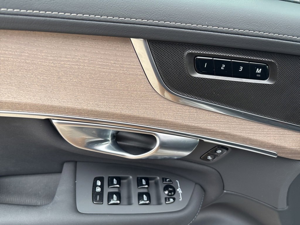 Certified 2025 Volvo XC90 B6 Plus image 18