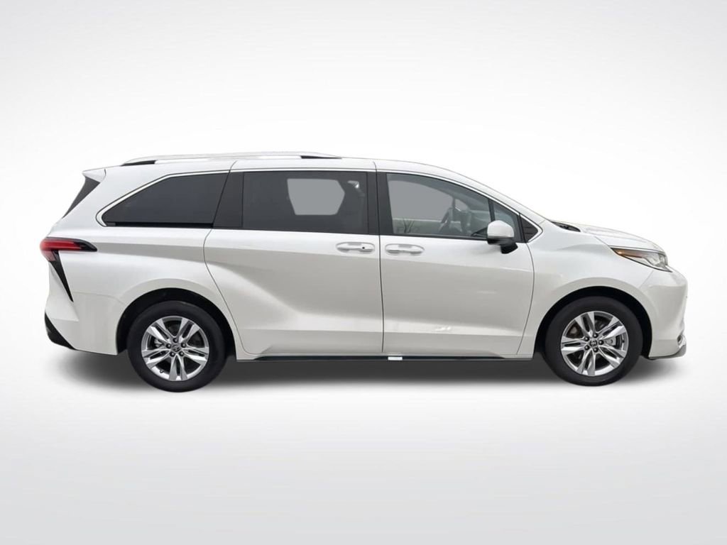 Used 2025 Toyota Sienna Limited image 4