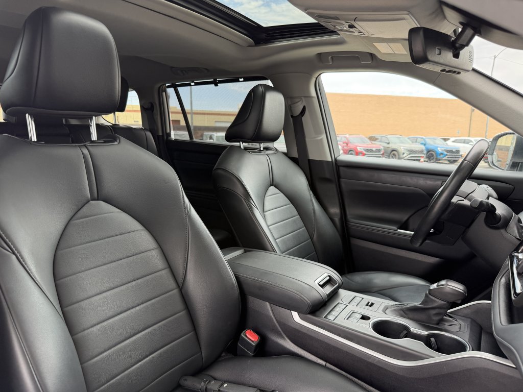 Used 2021 Toyota Highlander XLE AWD/4WD image 38