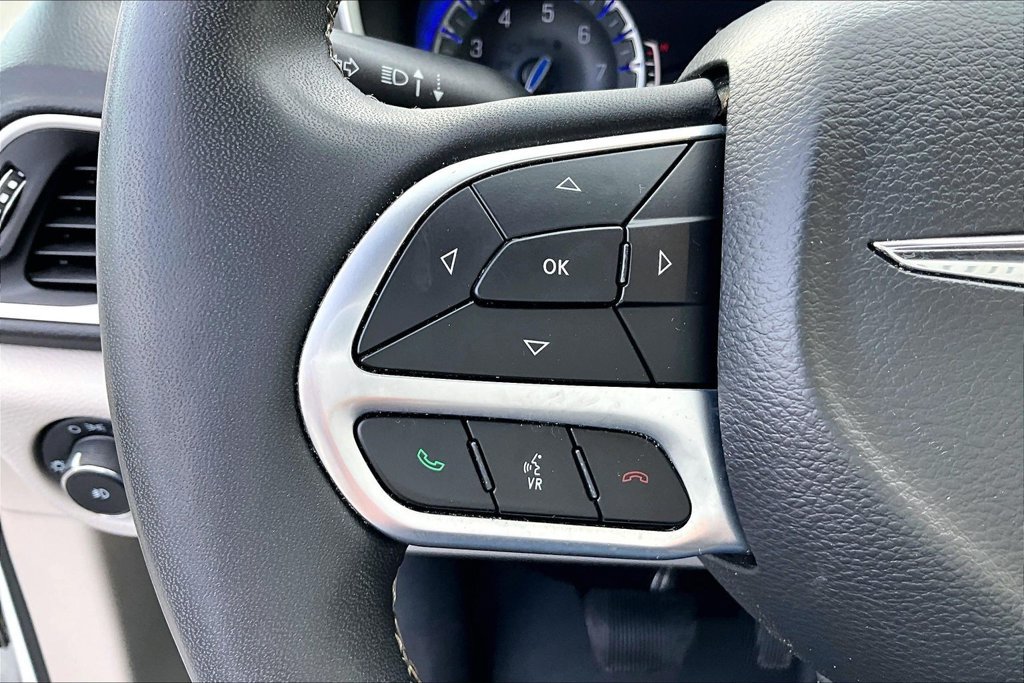 Used 2022 Chrysler Pacifica Touring-L FWD image 12