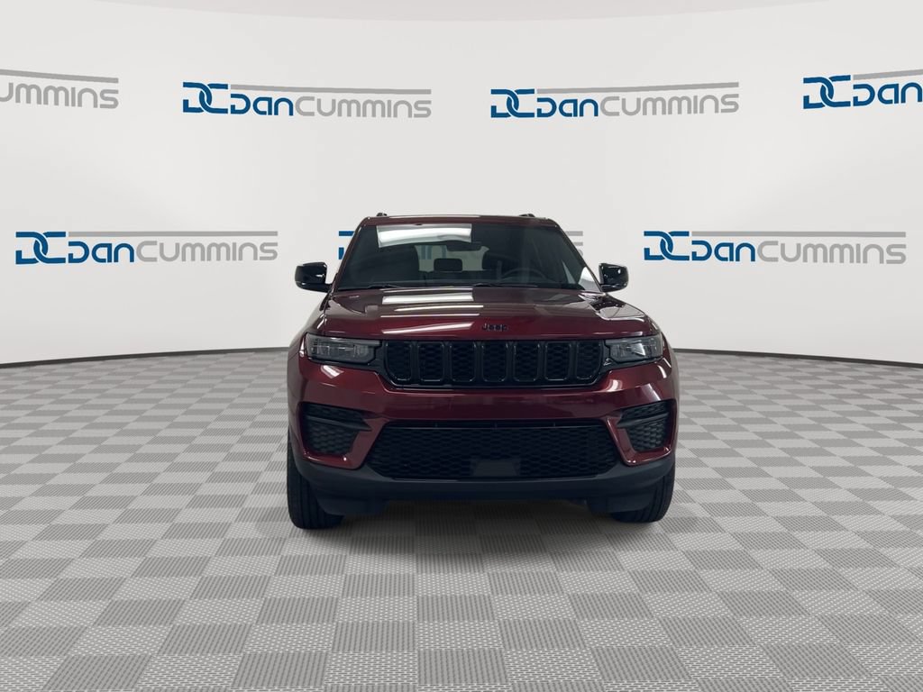 Used 2025 Jeep Grand Cherokee Altitude AWD/4WD image 3
