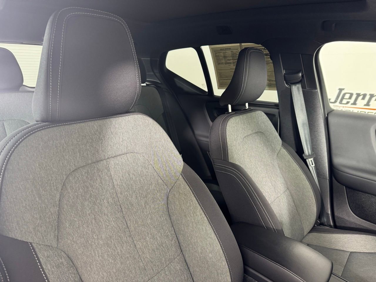 Used 2024 Volvo XC40 B5 Core image 34