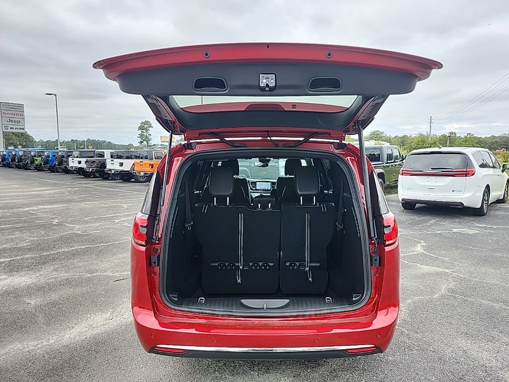 New 2026 Chrysler Pacifica Select image 14