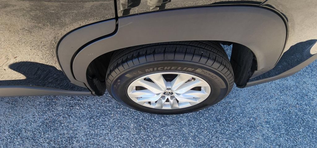 Used 2025 Toyota Corolla Cross LE FWD image 12
