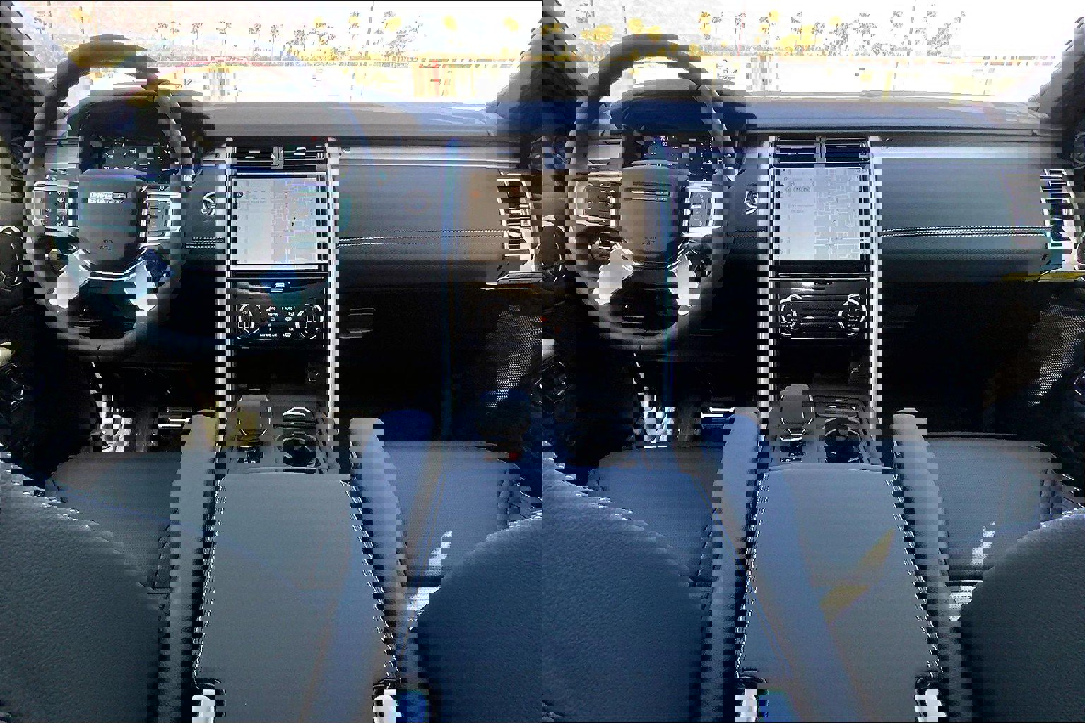 New 2025 Land Rover Discovery Dynamic SE image 7