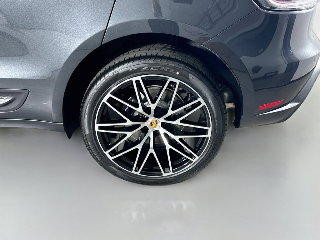 Certified 2026 Porsche Macan AWD/4WD image 32