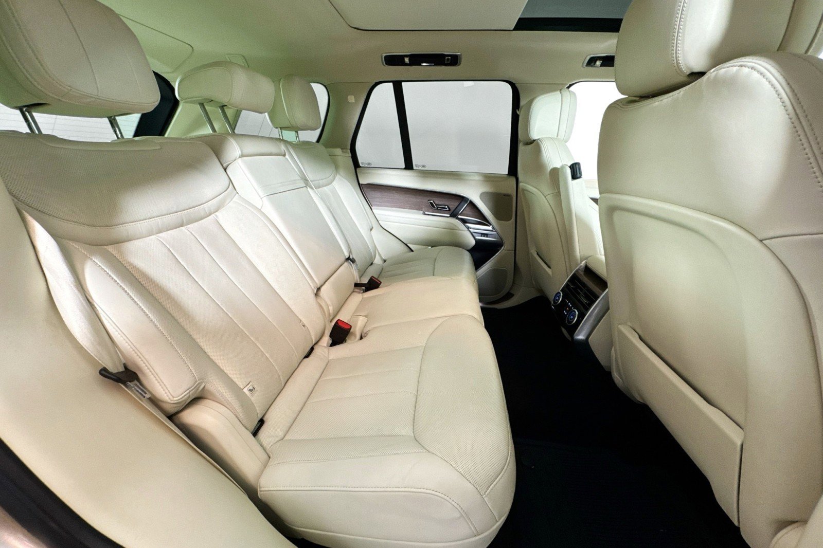 Used 2023 Land Rover Range Rover SE image 25