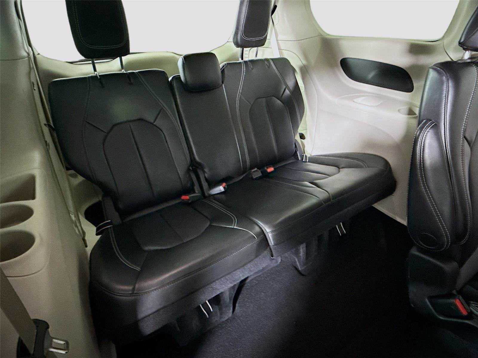 Used 2023 Chrysler Pacifica Touring-L image 19