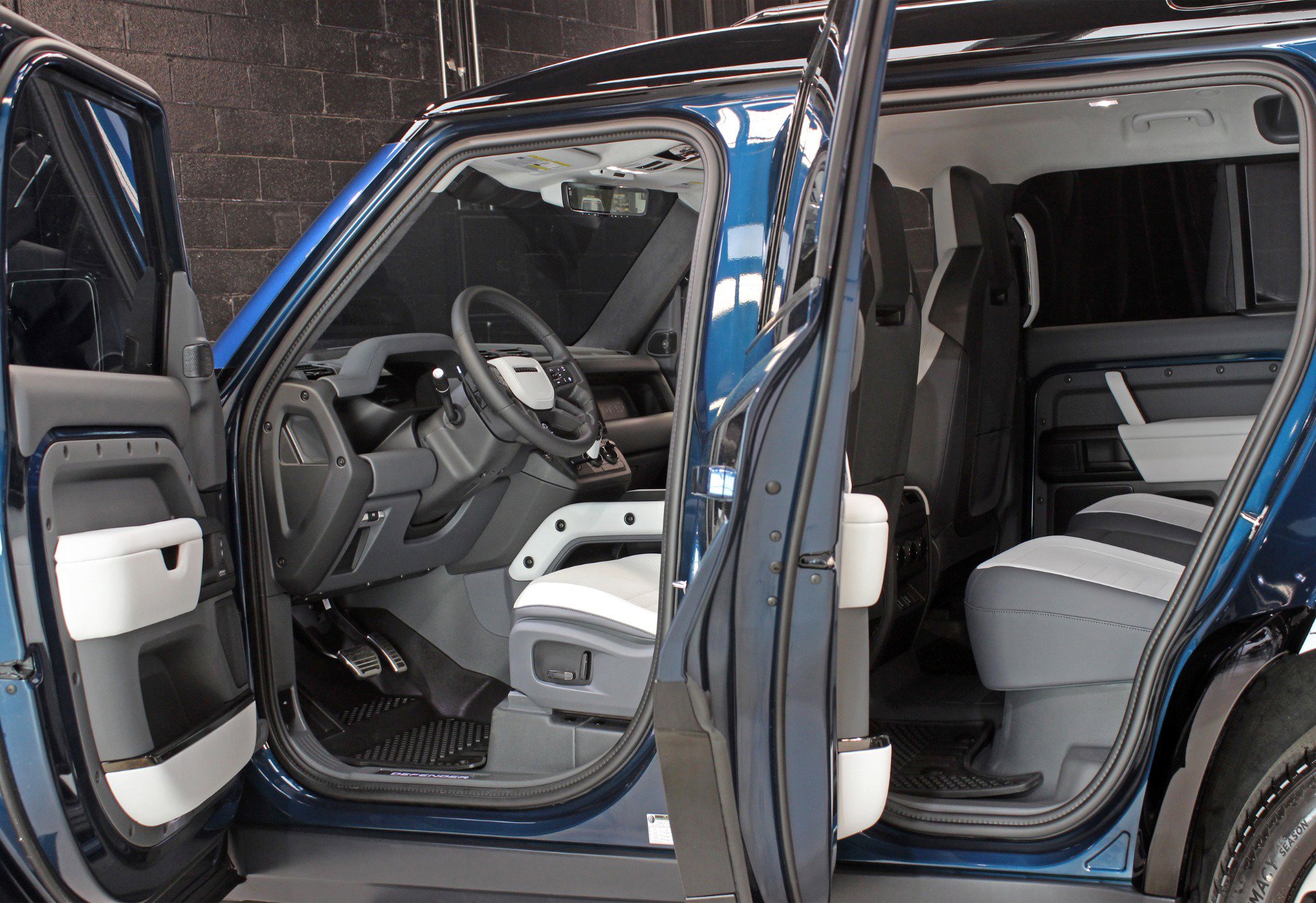 Used 2026 Land Rover Defender 110 image 33