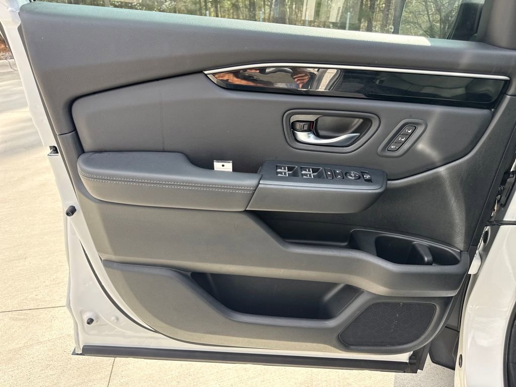 Used 2025 Honda Pilot Touring image 14