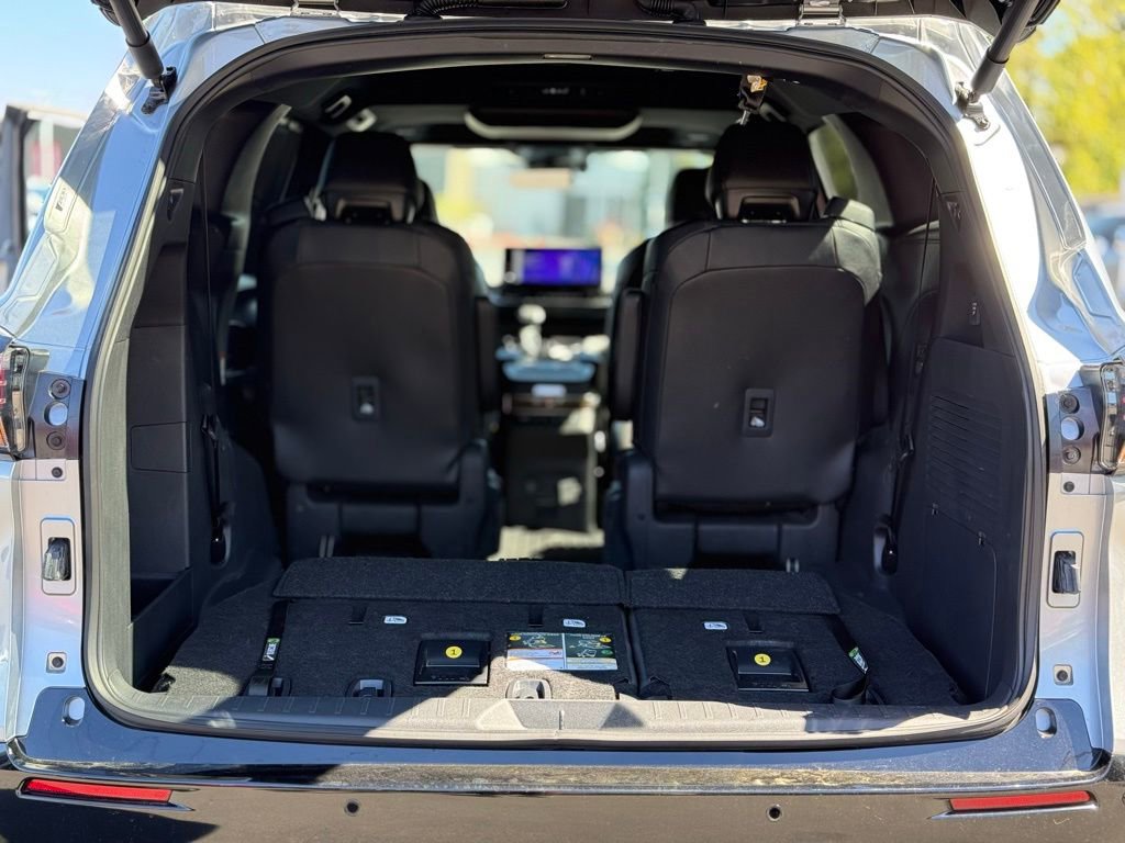 Used 2025 Toyota Sienna Platinum image 11