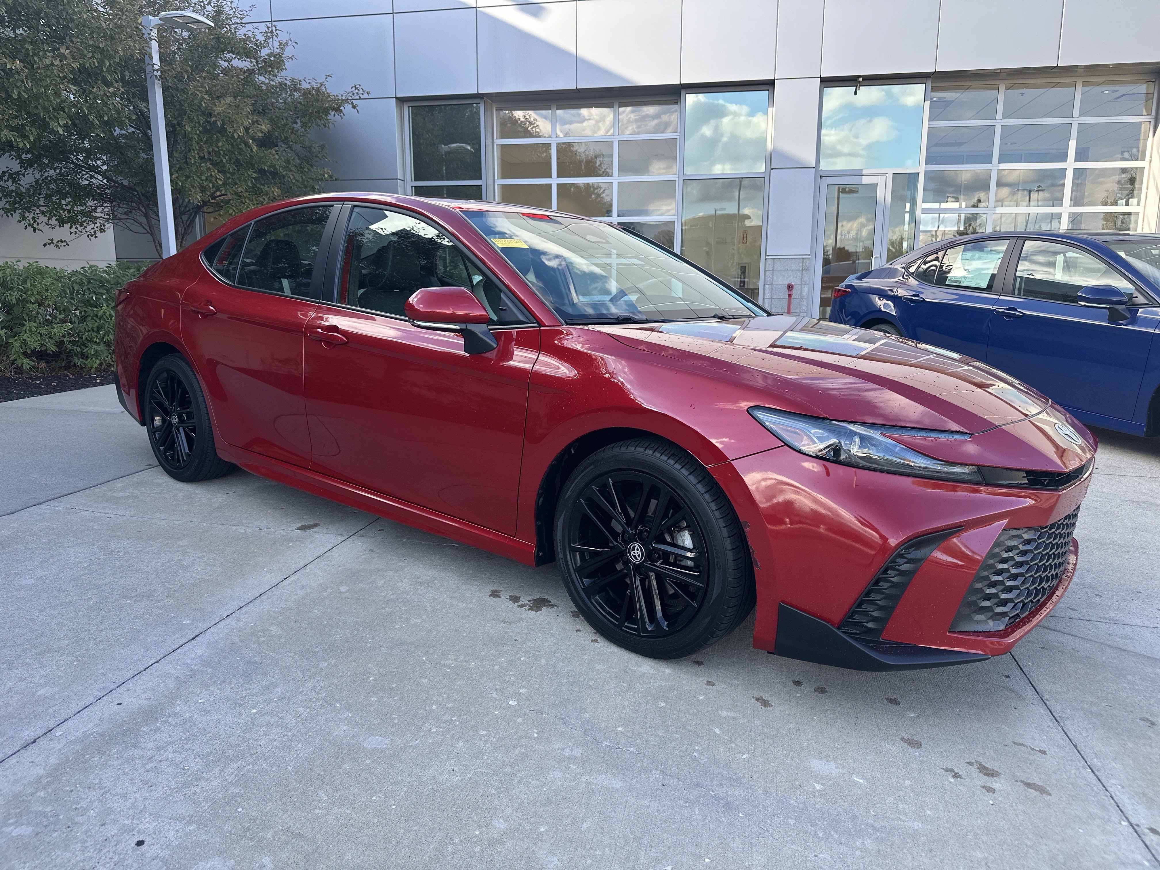 Used 2025 Toyota Camry SE FWD image 2