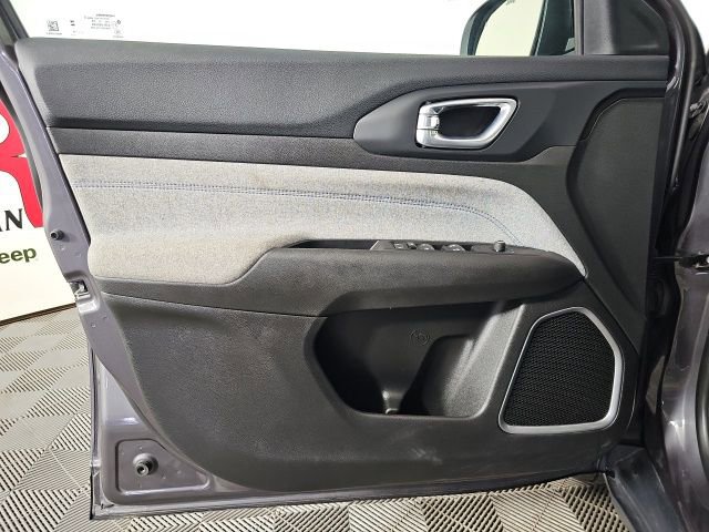 Certified 2024 Jeep Compass Latitude image 11