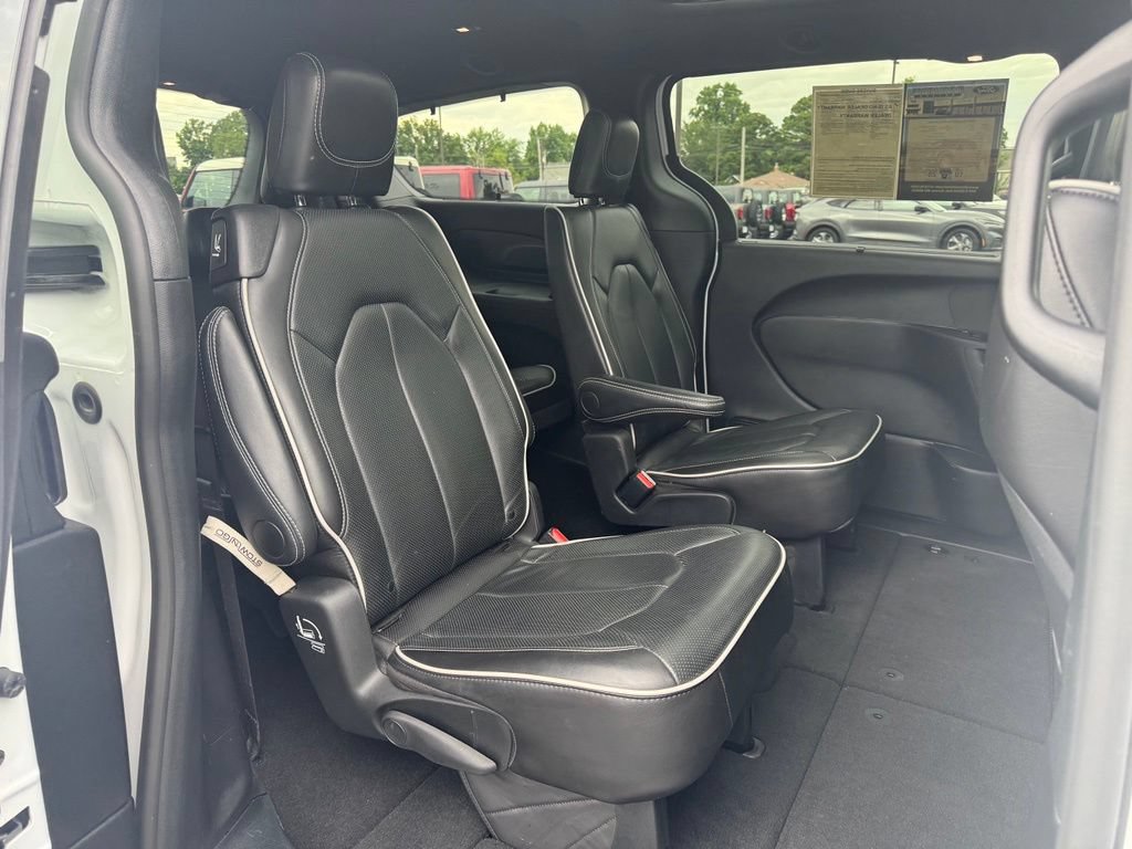 Used 2025 Chrysler Pacifica Limited FWD image 19