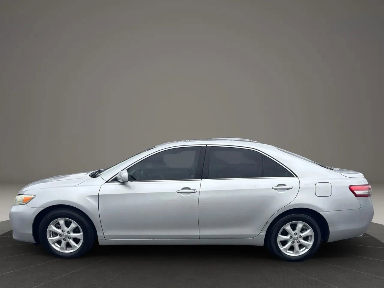 Used 2010 Toyota Camry LE image 6