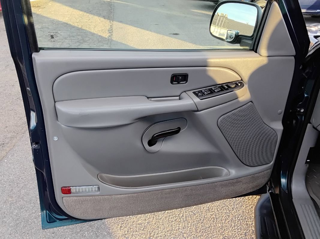 Used 2005 Chevrolet Avalanche LS w/ Avalanche South-West Package image 9