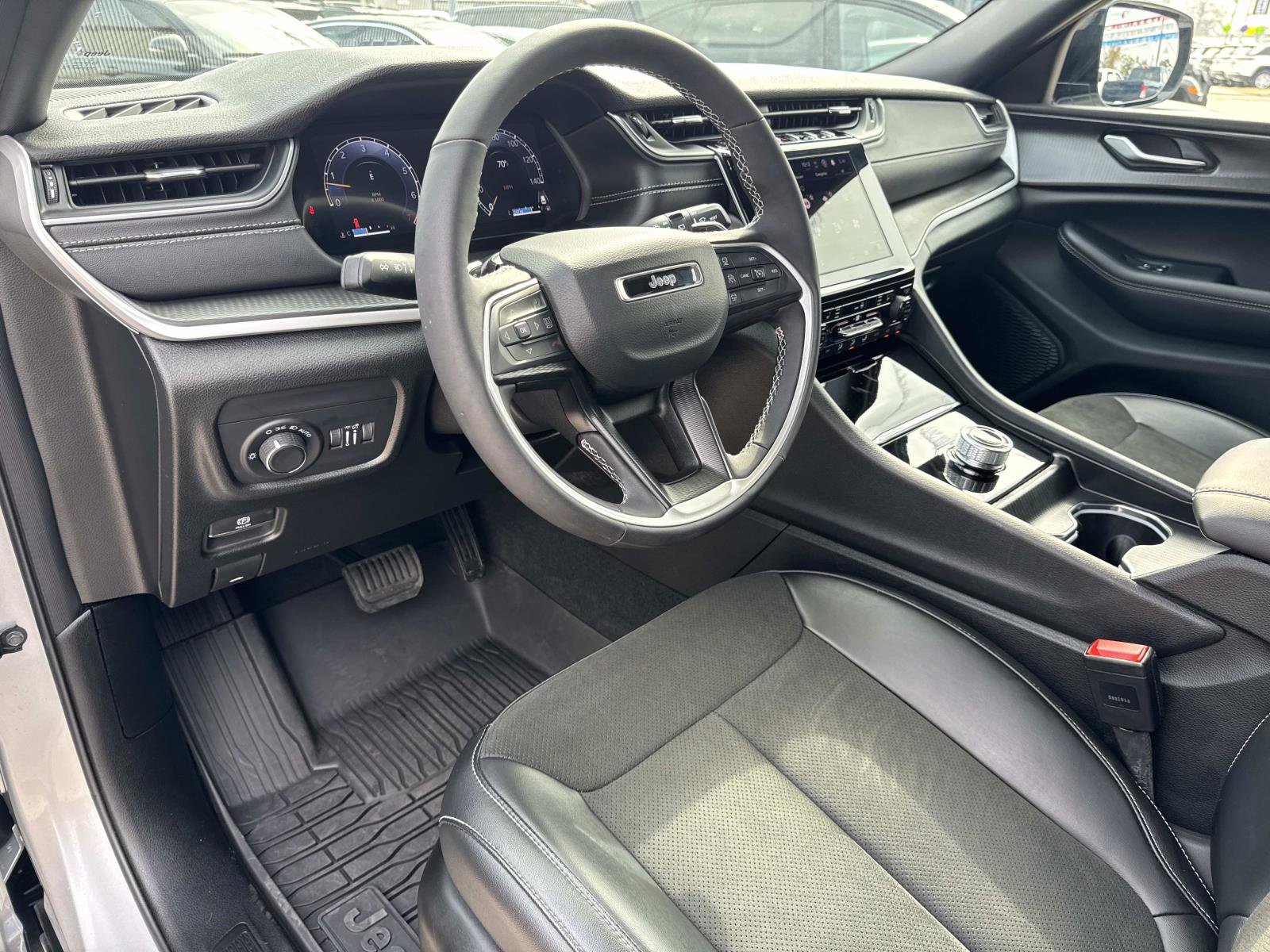 Used 2025 Jeep Grand Cherokee L Altitude image 17