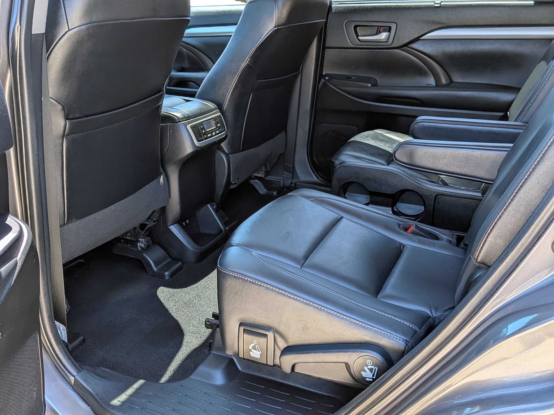 Used 2019 Toyota Highlander XLE AWD/4WD image 23