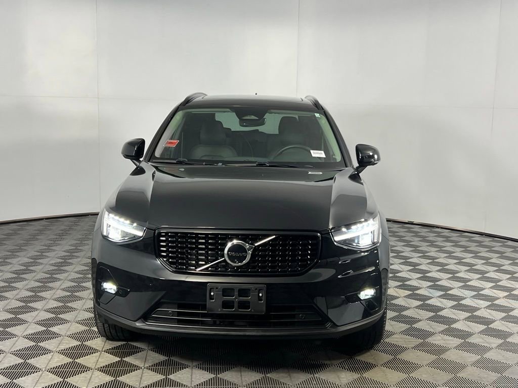 Used 2025 Volvo XC40 B5 Plus image 11